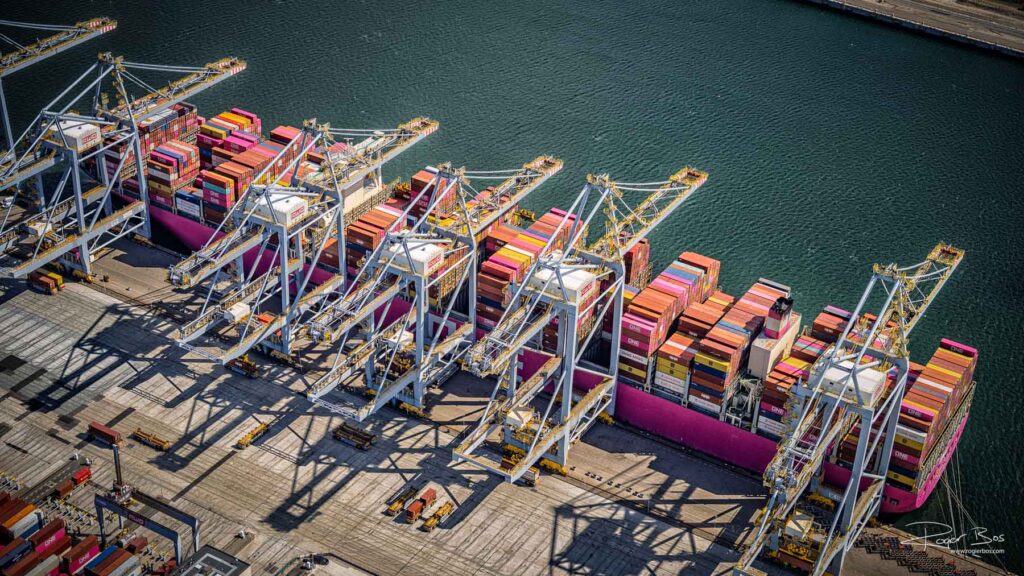 Luchtfoto van containerterminal in de Rotterdamse haven met roze ONE containerschip en kranen, gemaakt door professioneel luchtfotograaf