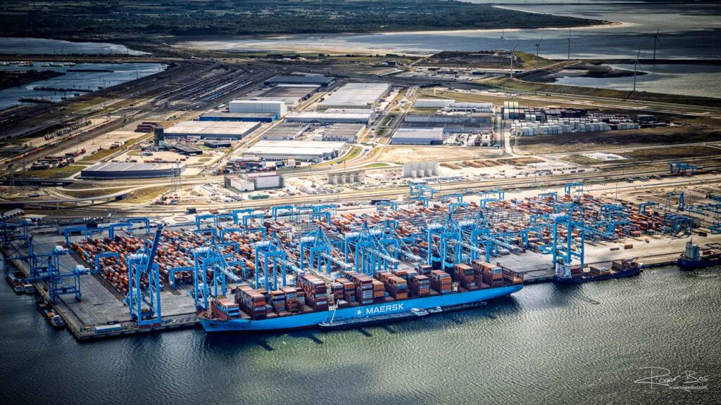 Luchtfoto van de Rotterdamse haven Maasvlakte met containerterminal en Maersk schip, gemaakt door professioneel luchtfotograaf Rogier Bos