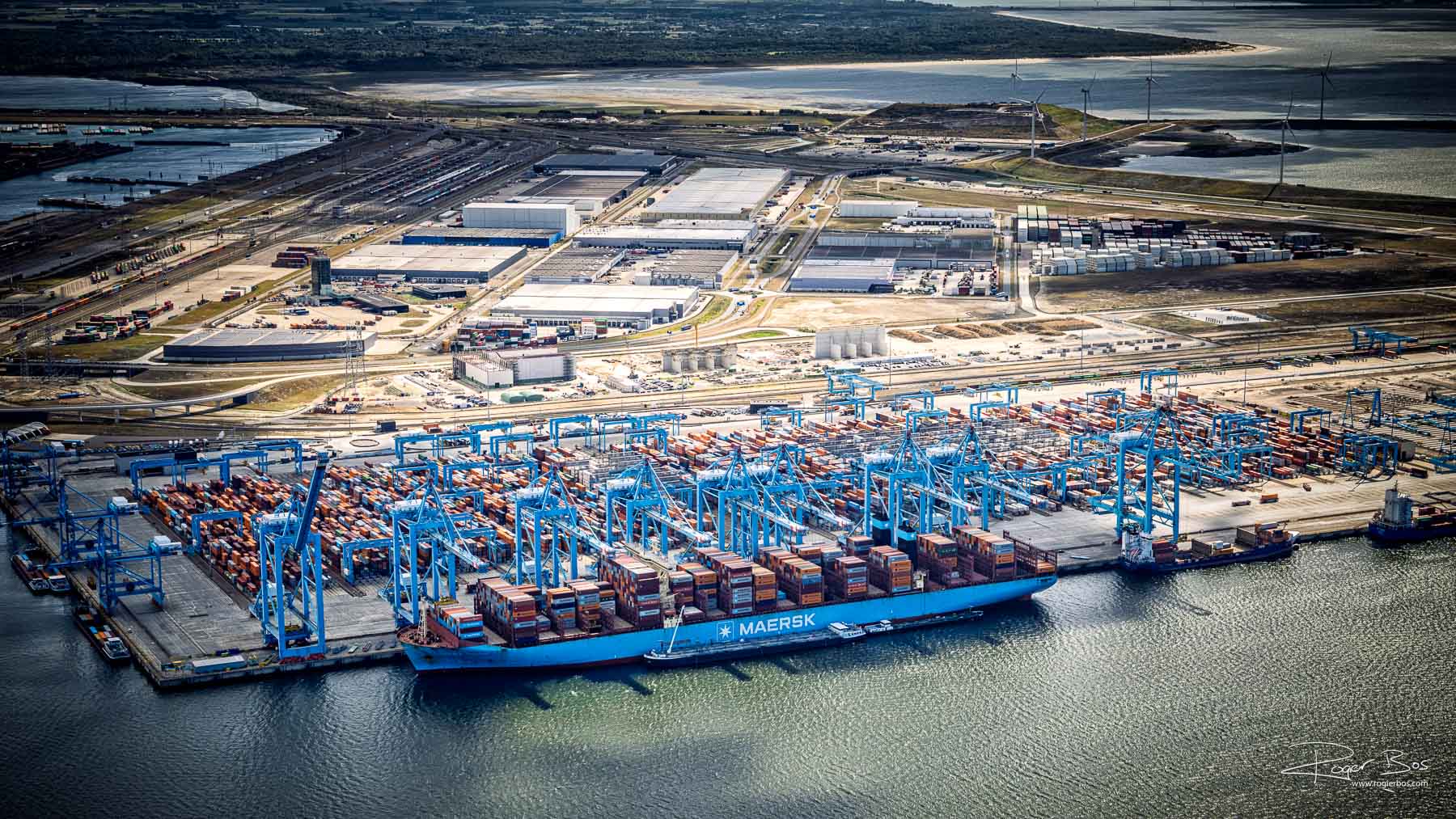 Luchtfoto van de Rotterdamse haven Maasvlakte met containerterminal en Maersk schip, gemaakt door professioneel luchtfotograaf Rogier Bos