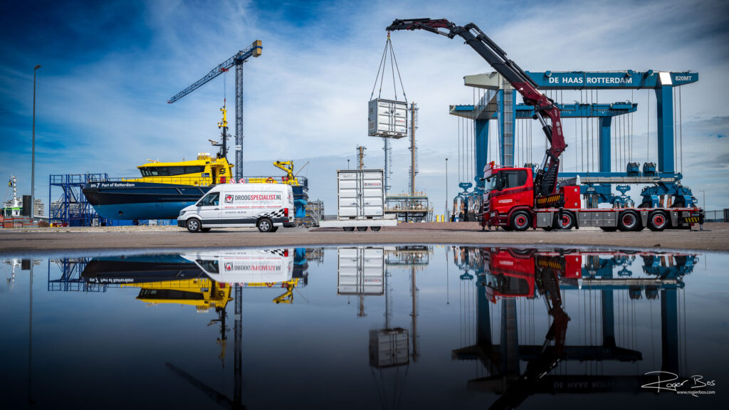 Industrieel fotograaf Rogier Bos fotografeert het lossen van een droogmachine bij De Haas Rotterdam in de Waalhaven, als onderdeel van een foto- en video-opdracht voor Droogspecialist.