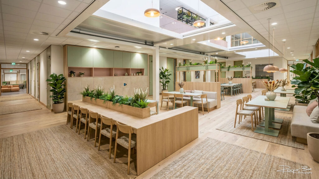 AI-gegenereerde Scandinavische interieurvariant met lichte houttinten en zachte kleuren, gecreëerd door fotograaf Rogier Bos.