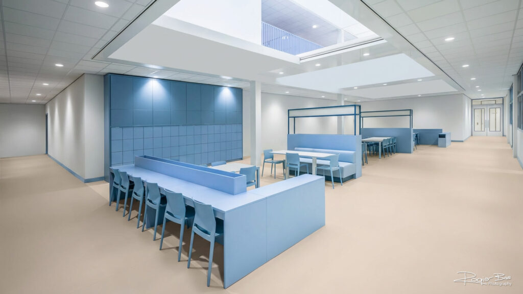 Minimalistische AI-interieurvariant in koele blauwtinten, gebaseerd op fotografie van Rogier Bos.