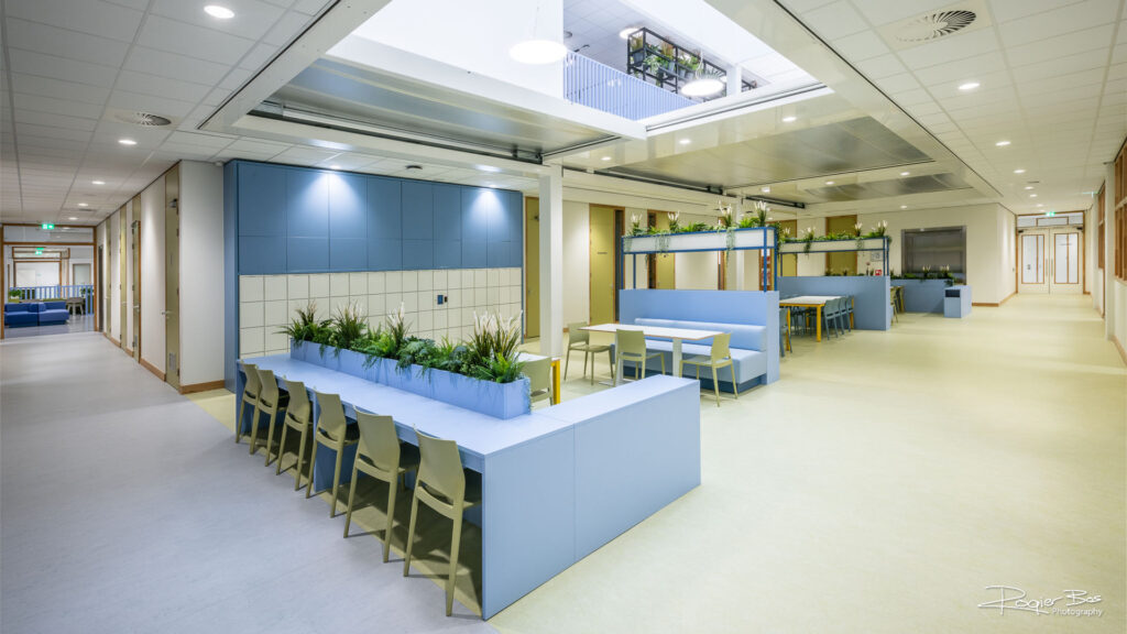 Moderne lichte interieurfoto van een multifunctionele ontmoetingsruimte, professioneel gefotografeerd door Rogier Bos.