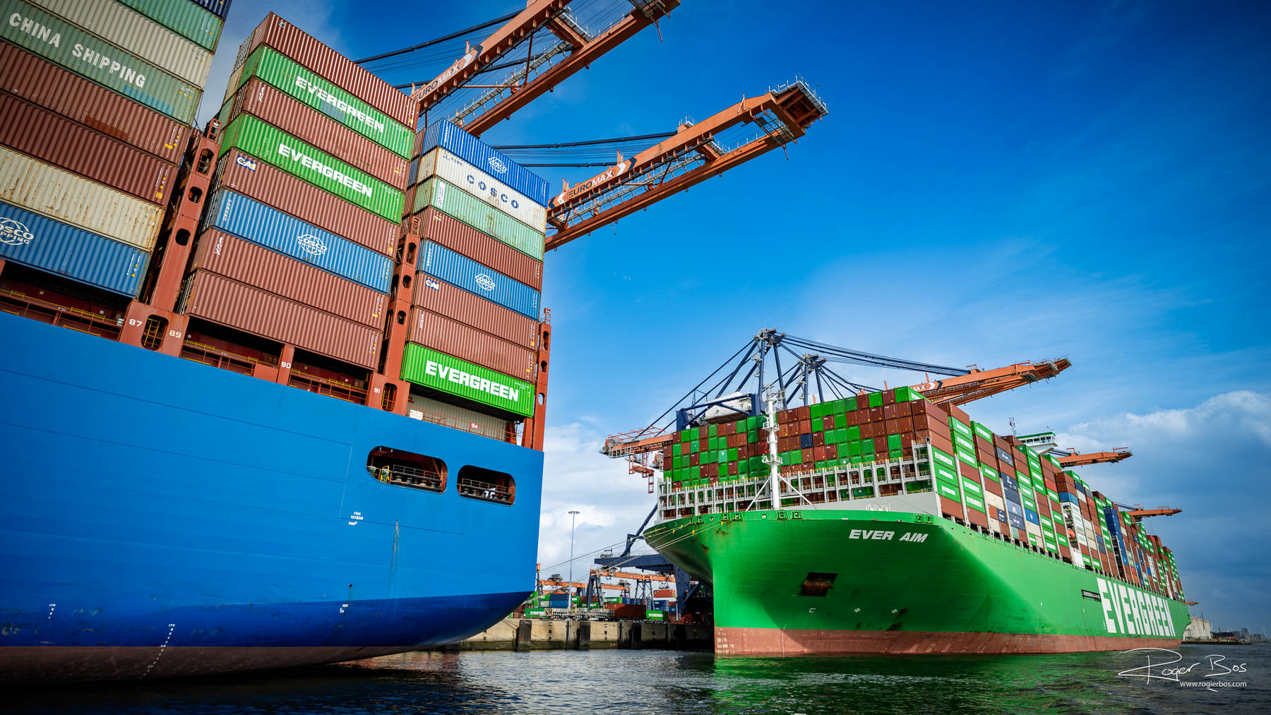 Maritieme fotografie van Evergreen-containerships in de haven van Rotterdam, vastgelegd door industrieel en maritiem fotograaf Rogier Bos.