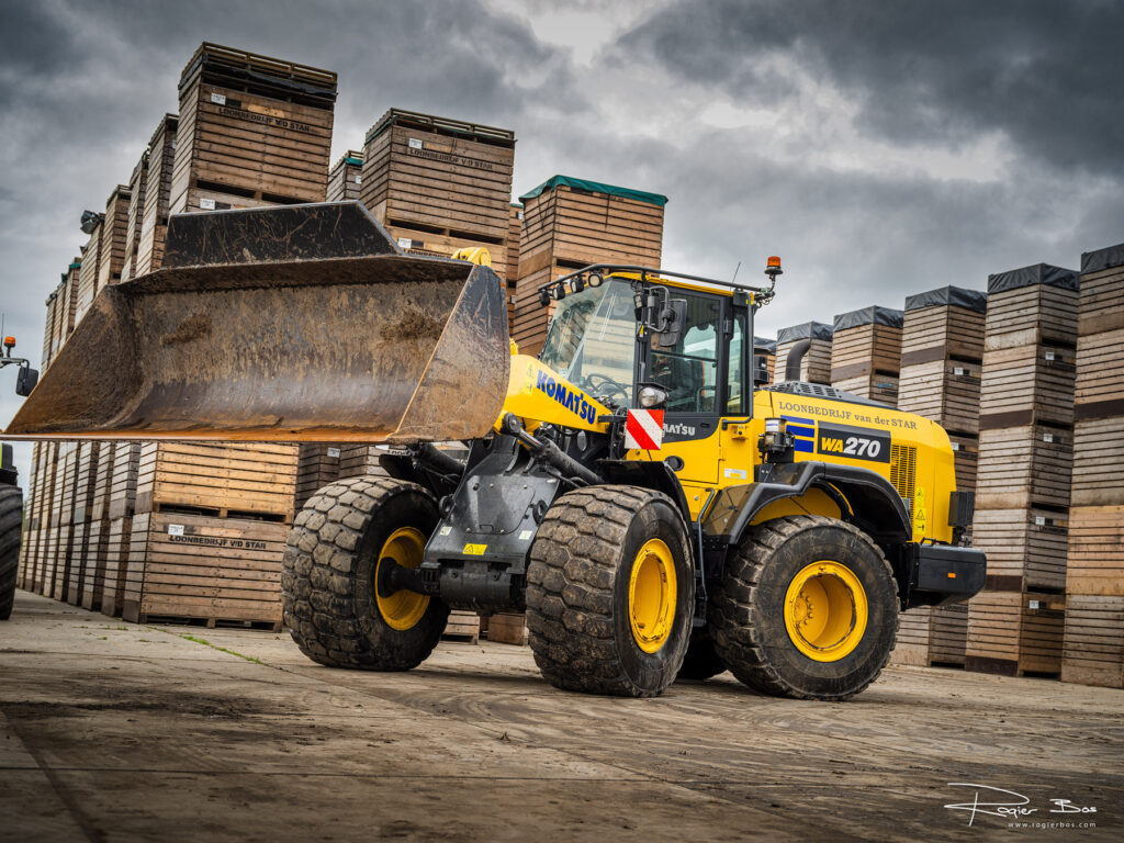 Komatsu WA270 wiellader gefotografeerd op locatie bij agrarisch bedrijf op Texel – industriële fotografie door Rogier Bos