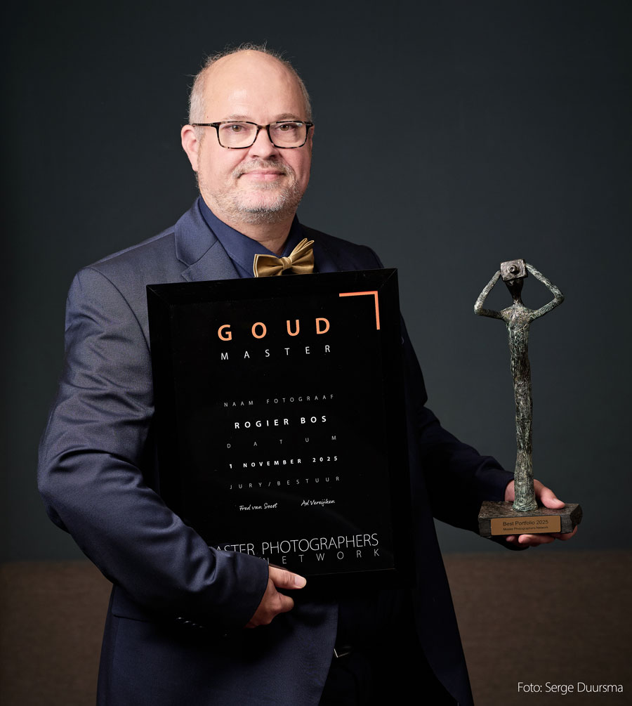 Rogier met zijn oorkonde en standbeeldje.