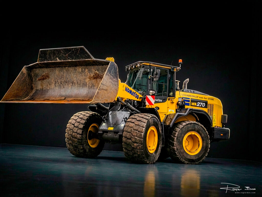 AI-studiofoto van een Komatsu WA270 wiellader tegen een donkere achtergrond – gemaakt door Rogier Bos op basis van een echte locatiefoto