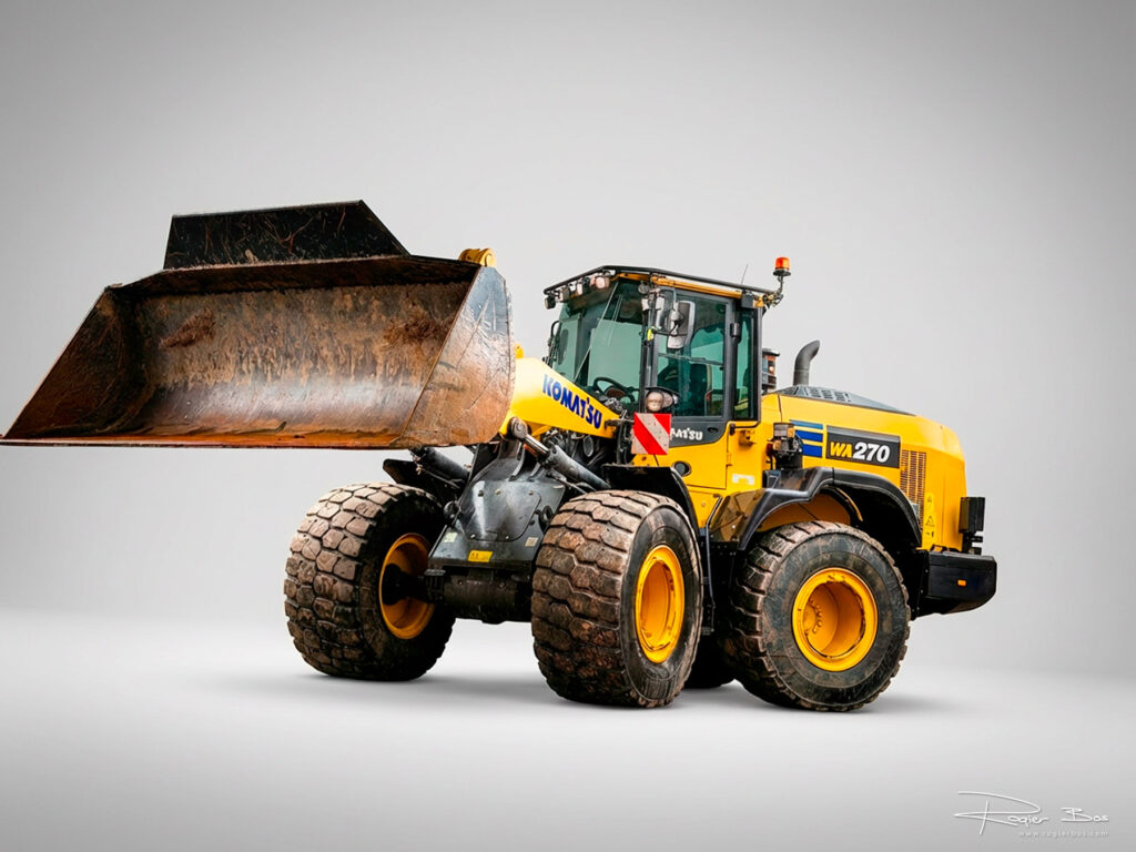 AI-studiofoto van Komatsu WA270 wiellader op neutrale lichte achtergrond – gemaakt door fotograaf Rogier Bos