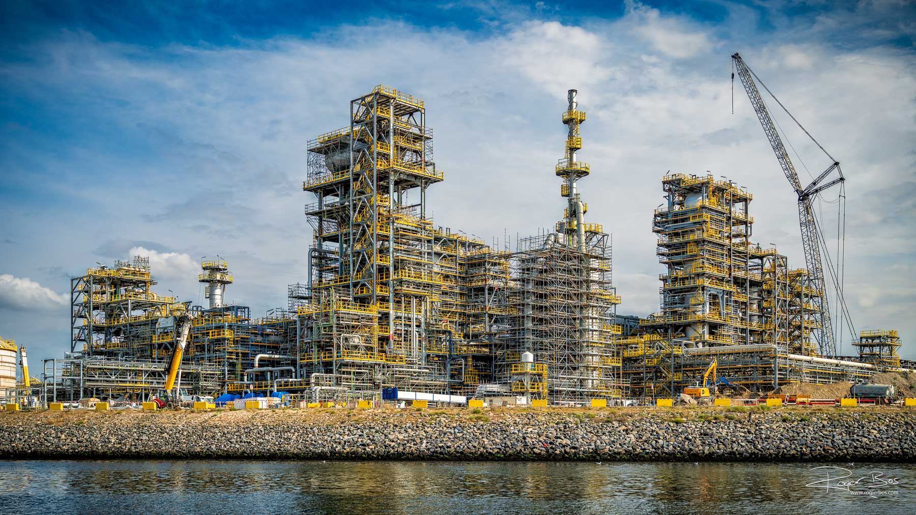 Industriële fabriek aan de waterkant, professioneel gefotografeerd door Rogier Bos met gespecialiseerde technieken zoals dronefotografie en fotografie vanaf het water.