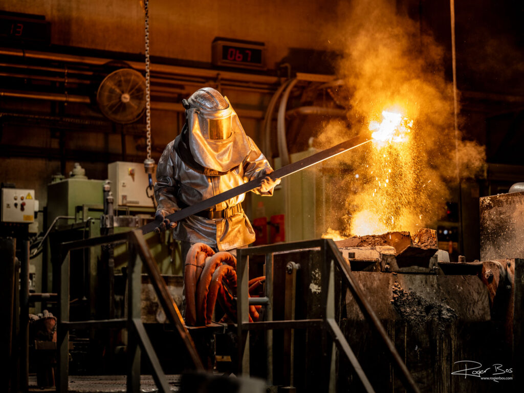 Industriële fotograaf legt smelter vast die vloeibaar metaal bewerkt in gieterij in Oldenzaal.