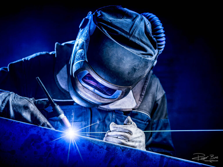 Industriële fotograaf legt TIG-lasser vast die met uiterste precisie werkt aan staalbewerking, gefotografeerd in hoge resolutie.