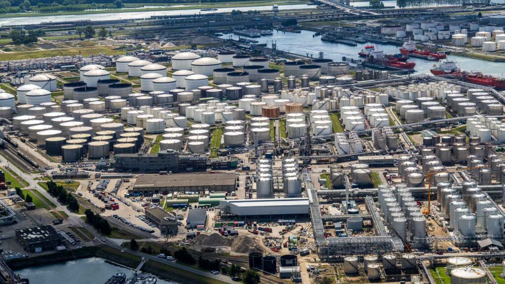 Luchtfoto van de Botlek in Rotterdam met grote chemische installaties, raffinaderijen en tankterminals van onder andere Vopak, Odfjell en Koole.