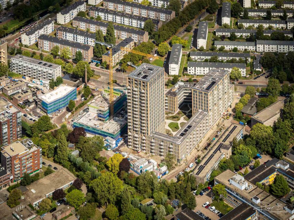 Luchtfoto van Bouwproject Schaloen in Den Haag met woontorens in aanbouw en omliggende woonwijken, vastgelegd door industrieel fotograaf Rogier Bos.