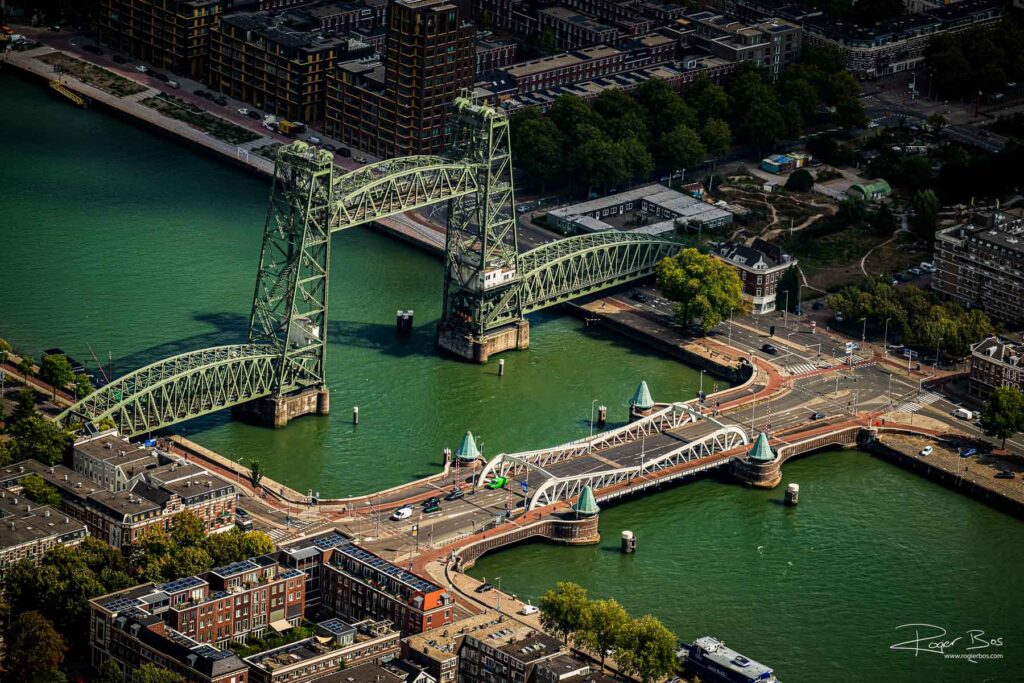 Luchtfoto van De Hef en de Koninginnebrug in Rotterdam, twee iconische bruggen over de Koningshaven.