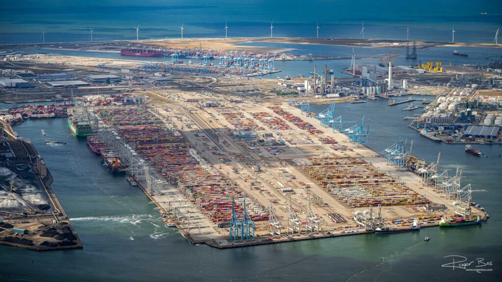 Luchtfoto van de Maasvlakte in Rotterdam met Hutchison Ports ECT Delta Terminal, APM Terminals Maasvlakte II en Rotterdam World Gateway (RWG).