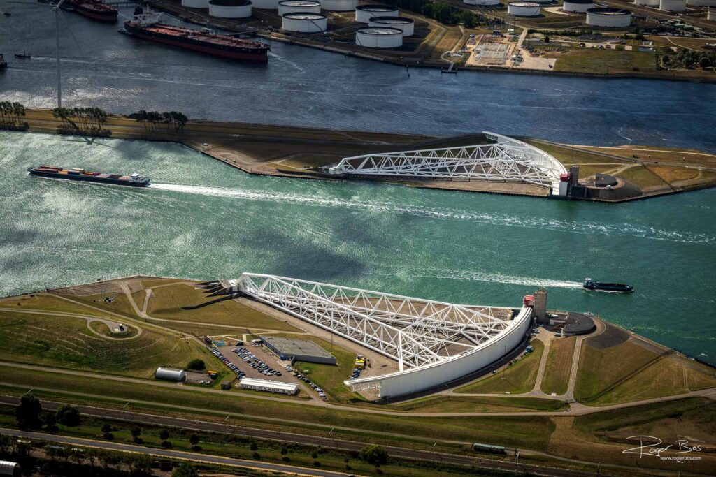 Luchtfoto van de Maeslantkering, onderdeel van de Deltawerken, aan de Nieuwe Waterweg bij Hoek van Holland.