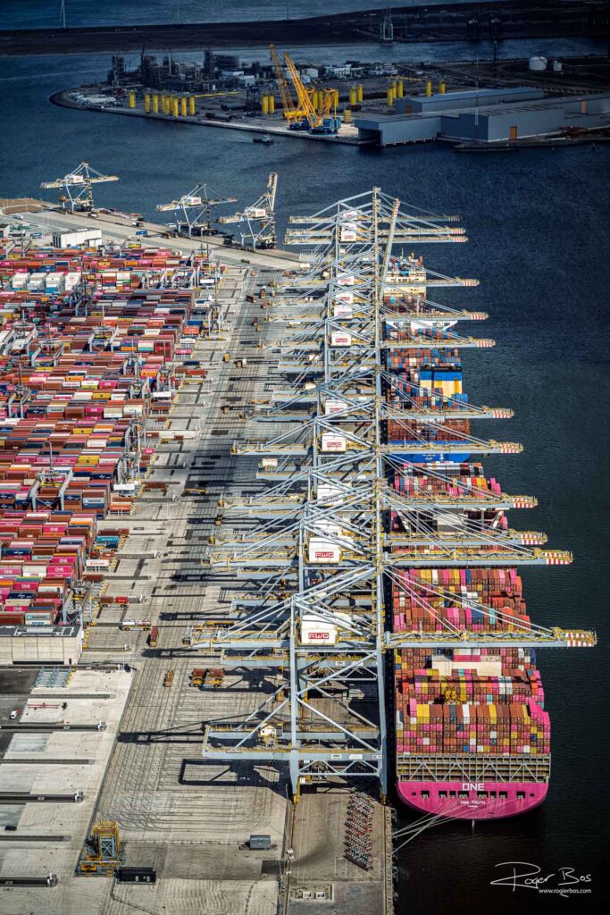 Luchtfoto van Rotterdam World Gateway (RWG) op de Maasvlakte met deepsea-schip van ONE aan de kade en grote containerkranen in actie.