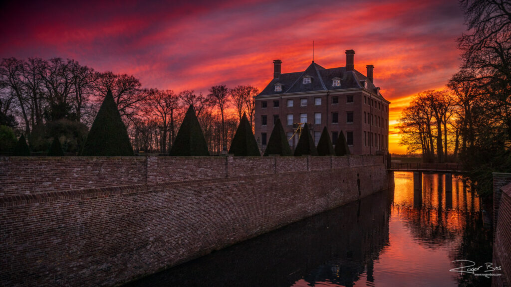Kasteel Amerongen bij avondlucht. Landschapsfoto van Rogier Bos